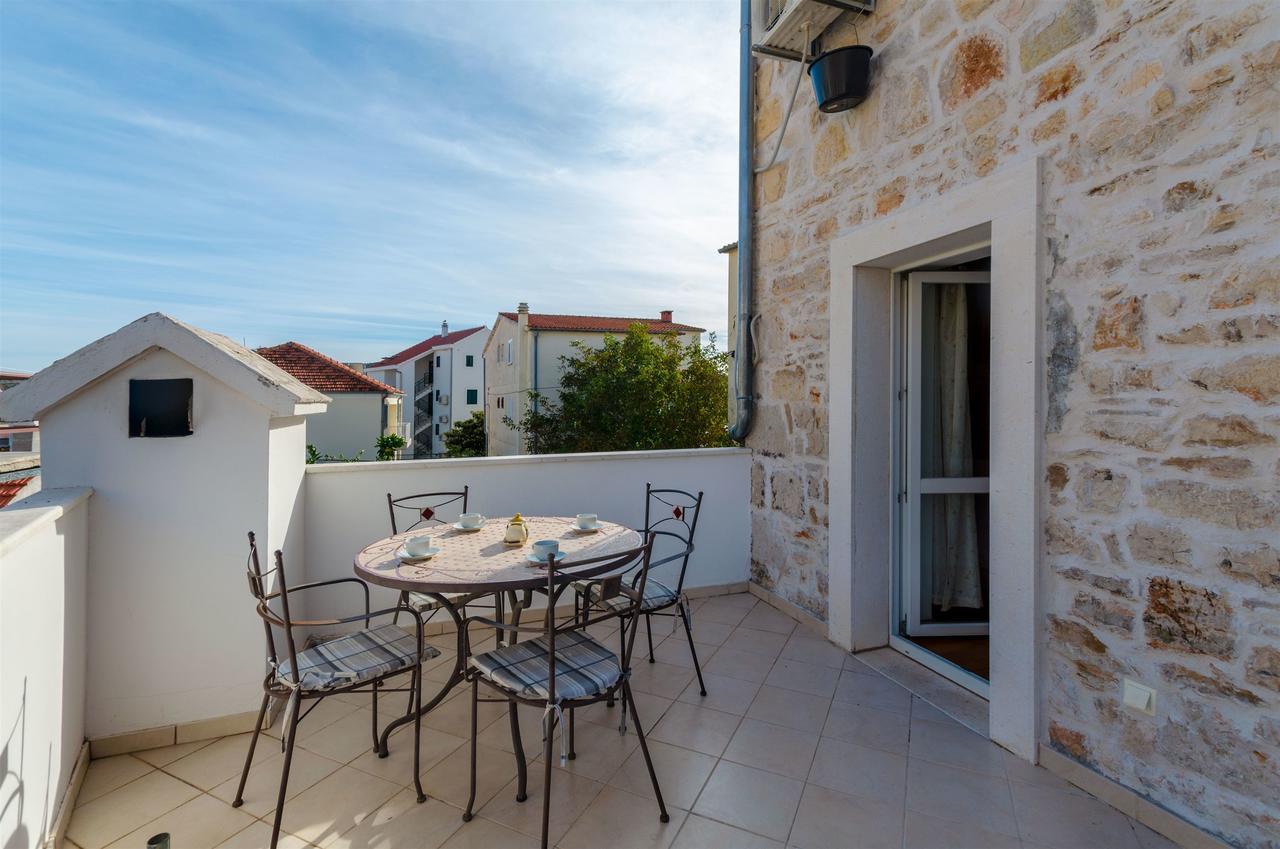 Apartments Renata Примоштен Екстер'єр фото