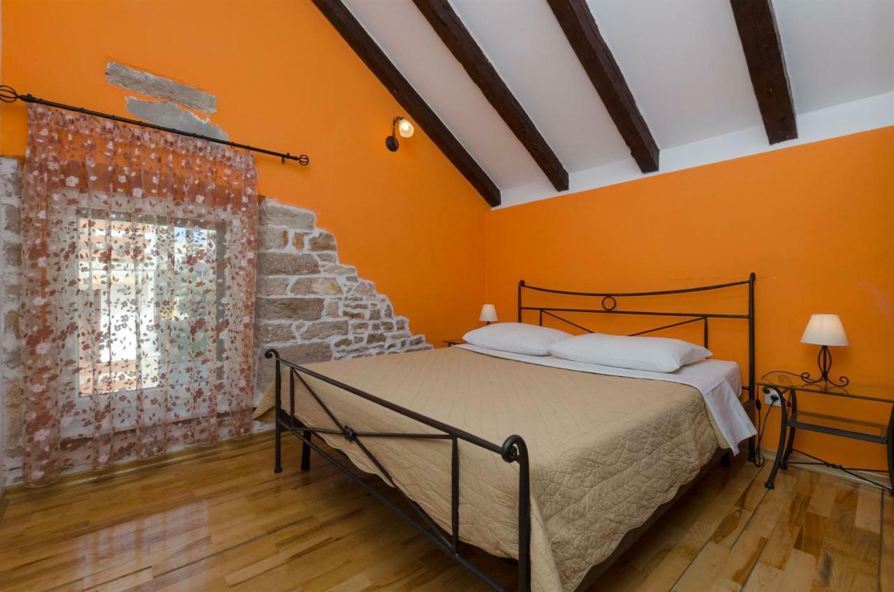 Apartments Renata Примоштен Екстер'єр фото