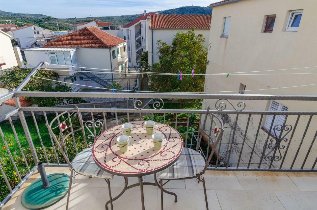 Apartments Renata Примоштен Екстер'єр фото